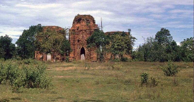 View -             Tháp Chăm ngàn tuổi ở Quảng Nam năm 1992 qua ảnh của khách Tây    