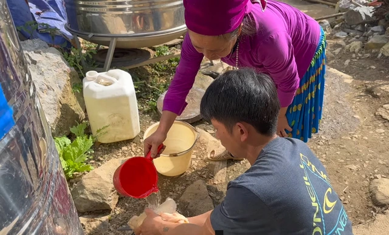             Khó tin cặp đôi đũa lệch Hà Giang tuổi vợ gấp đôi tuổi chồng    