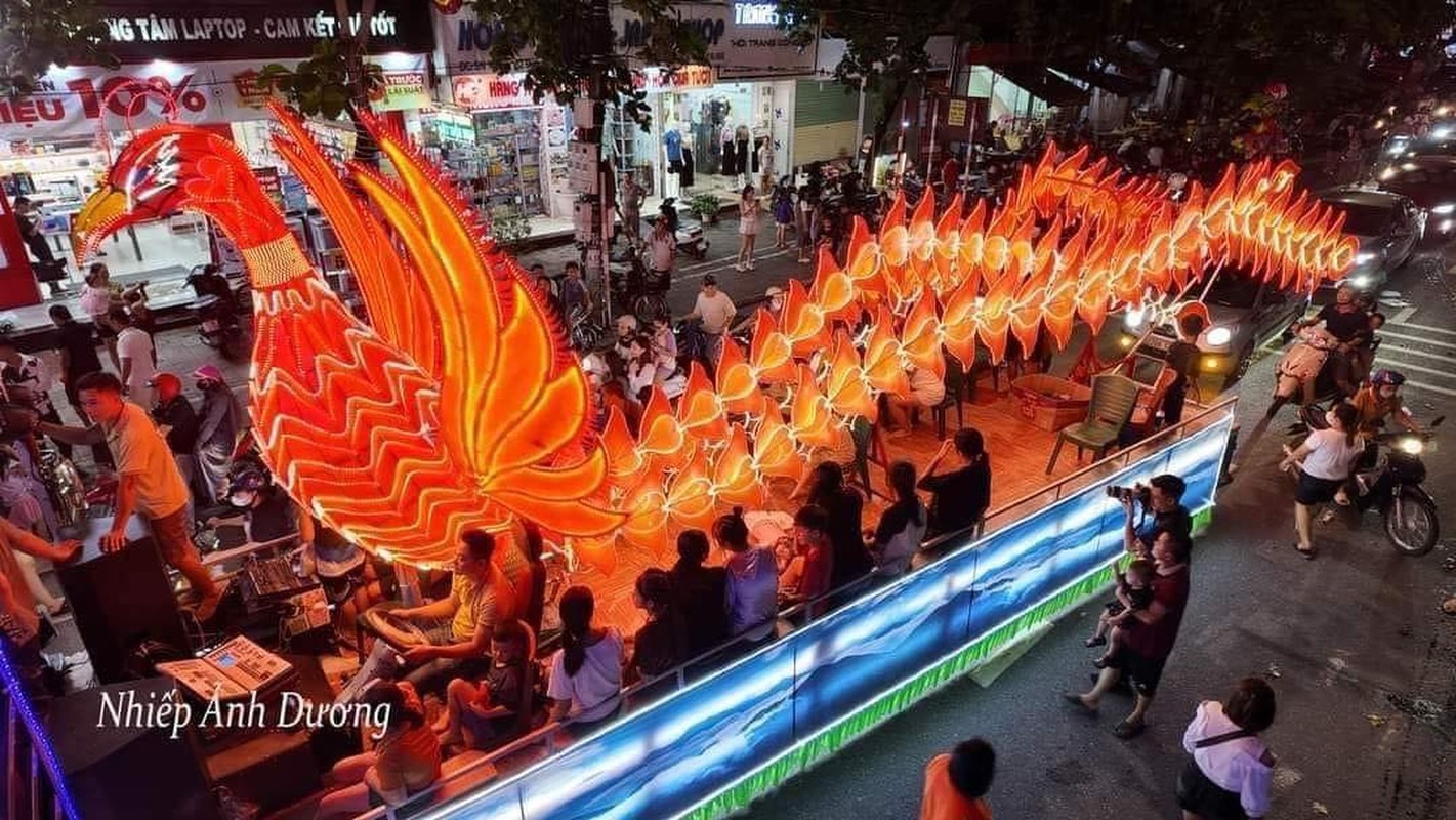 View -             Đèn Trung thu khổng lồ rực rỡ màu sắc xuất hiện ở Tuyên Quang    