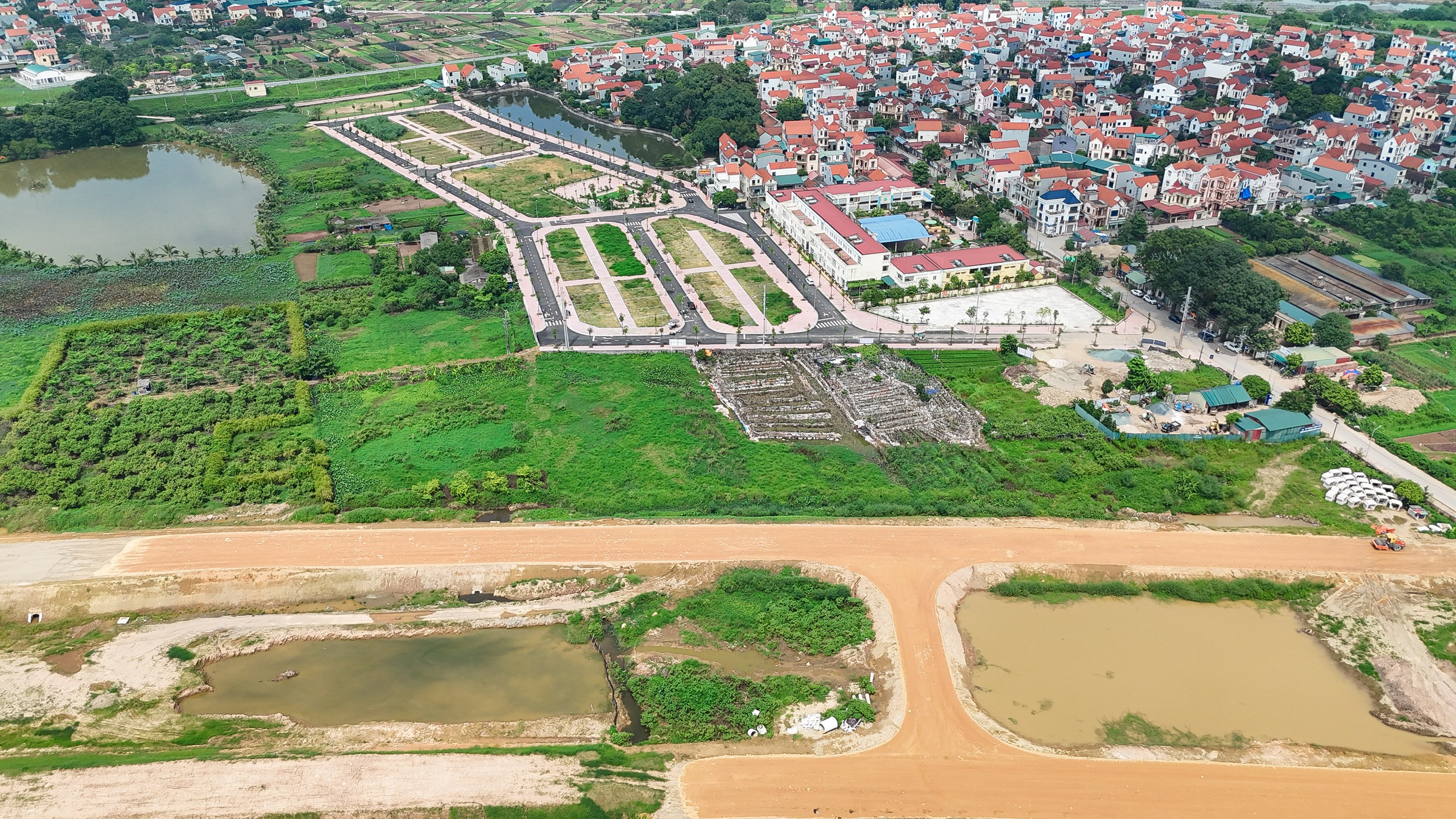 View -             VIDEO: 19 thửa đất ngoại thành Hà Nội khiến người dân đấu giá xuyên đêm    