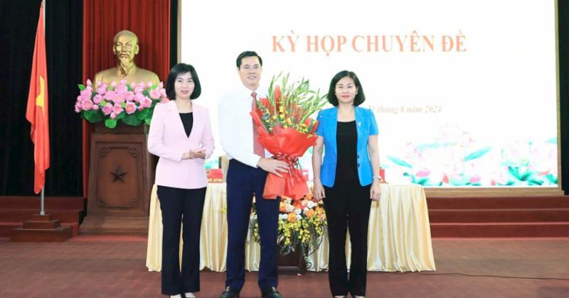 View -             Ông Nguyễn Xuân Phong được bầu làm Chủ tịch UBND huyện Thanh Trì    