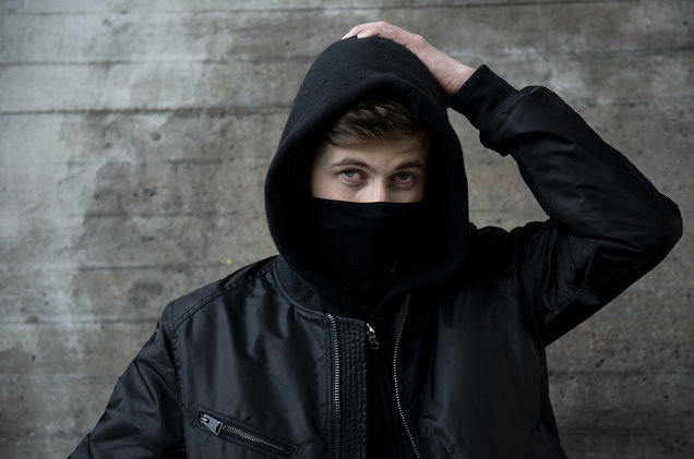 View -             Alan Walker đến Việt Nam tặng xe đạp cho người dân bị trộm mất    