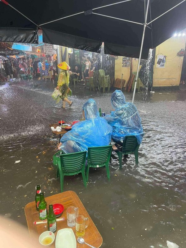 View -             Netizen hài hước truyền tay tư liệu nghỉ học, nghỉ làm ngày mưa gió    