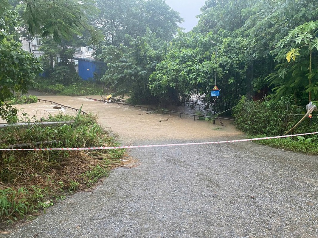 View -             Thái Nguyên: Mưa lớn, đường phố ngập nặng, giao thông tê liệt    