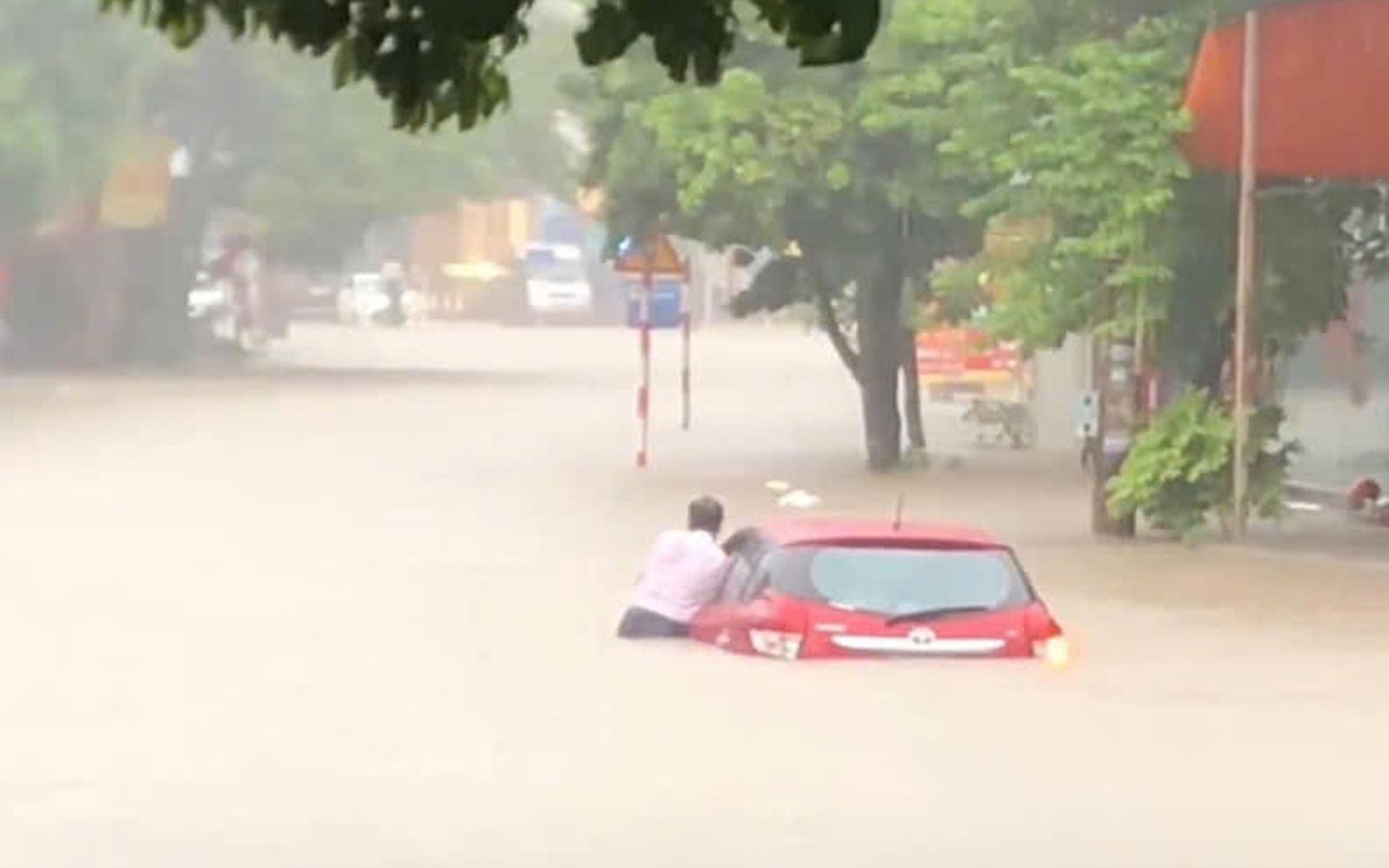 View -             Thái Nguyên: Mưa lớn, đường phố ngập nặng, giao thông tê liệt    