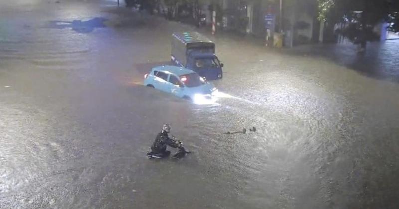 View -             Thái Nguyên: Mưa lớn, đường phố ngập nặng, giao thông tê liệt    