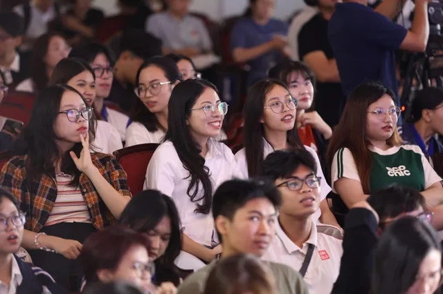 View -             Vòng loại Vũ trụ Đồng tiền: Màn tranh biện 'chất và gắt'    