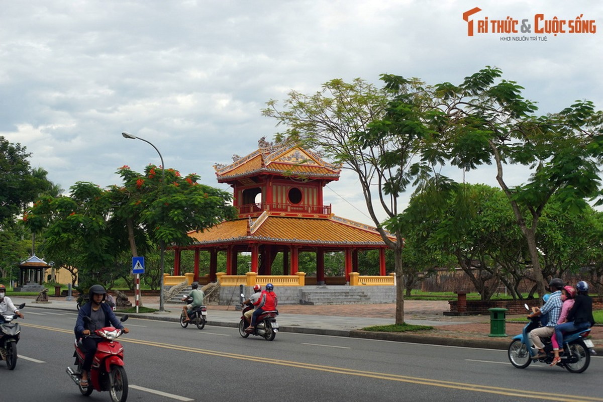 View -             Loạt di tích gắn với sự kiện vua Bảo Đại đọc Chiếu thoái vị ở Huế    