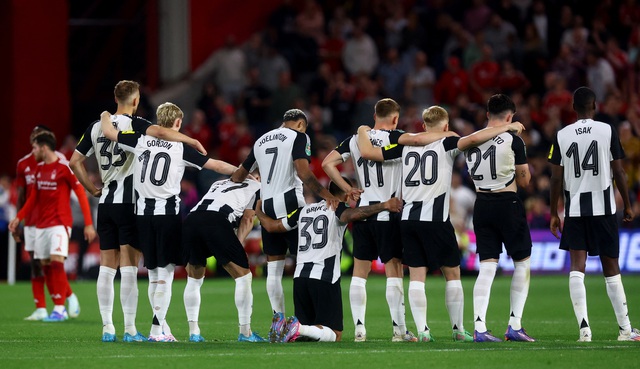 View -             'Vua cá cược' Sandro Tonali tái xuất, Newcastle hạ Nottingham Forest ở League Cup    