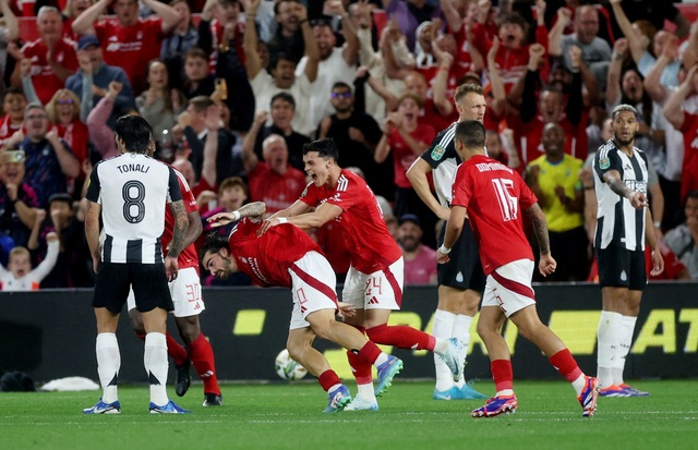 View -             'Vua cá cược' Sandro Tonali tái xuất, Newcastle hạ Nottingham Forest ở League Cup    