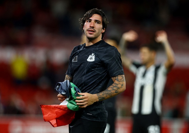 View -             'Vua cá cược' Sandro Tonali tái xuất, Newcastle hạ Nottingham Forest ở League Cup    