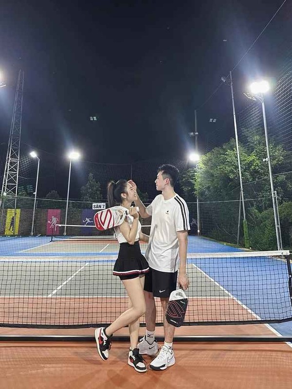 View -             'Chị đẹp' 2k1 rủ người yêu hẹn hò trên sân pickleball gây sốt    