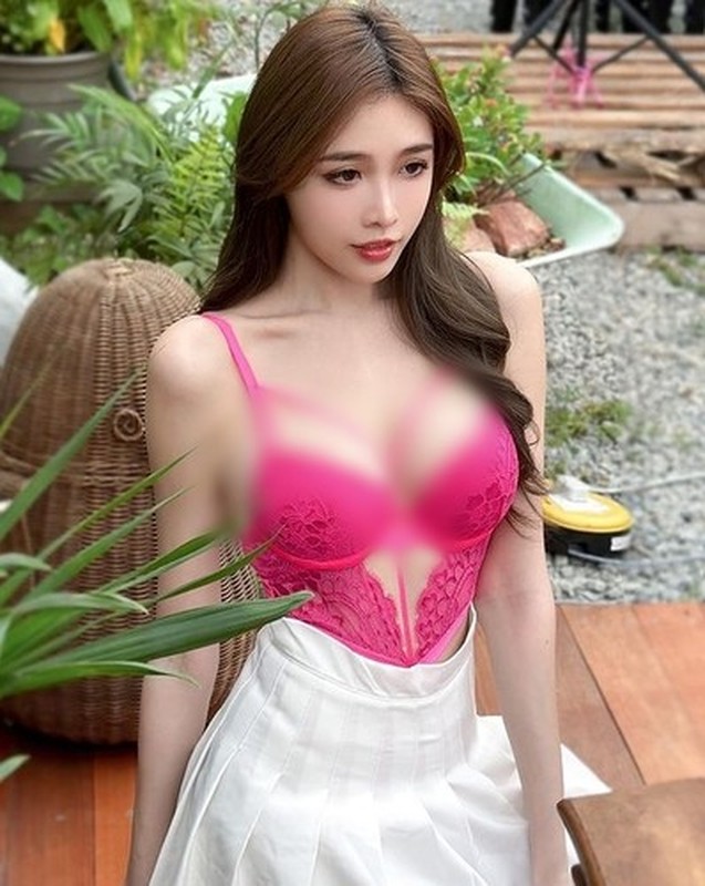 View -             Hot girl 'mặc như không' khoe đường cong gợi cảm hút mắt    