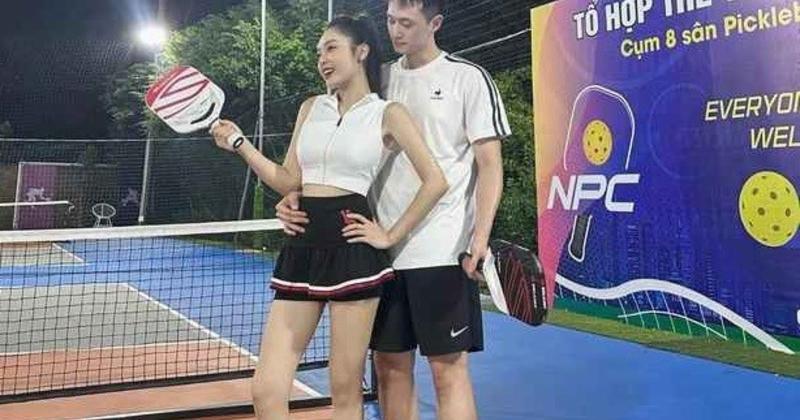             'Chị đẹp' 2k1 rủ người yêu hẹn hò trên sân pickleball gây sốt    