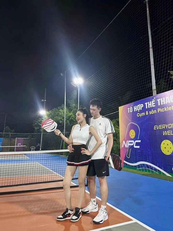 View -             'Chị đẹp' 2k1 rủ người yêu hẹn hò trên sân pickleball gây sốt    