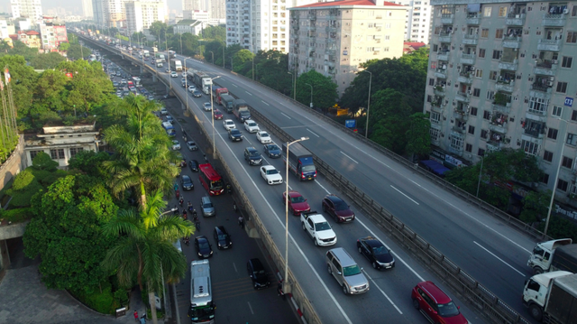 View -             Ùn tắc gần chục km, ôtô nhích từng mét rời Hà Nội    