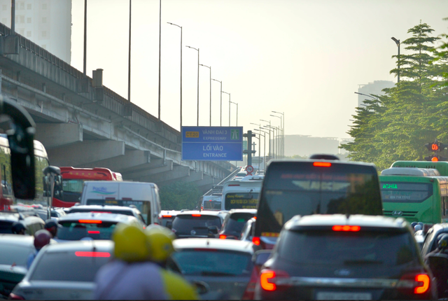 View -             Ùn tắc gần chục km, ôtô nhích từng mét rời Hà Nội    