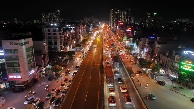 View -             Ùn tắc gần chục km, ôtô nhích từng mét rời Hà Nội    