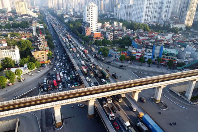             Ùn tắc gần chục km, ôtô nhích từng mét rời Hà Nội    