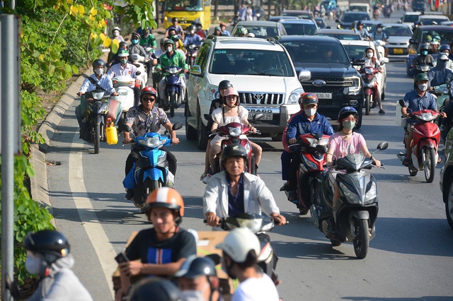 View -             Ùn tắc gần chục km, ôtô nhích từng mét rời Hà Nội    