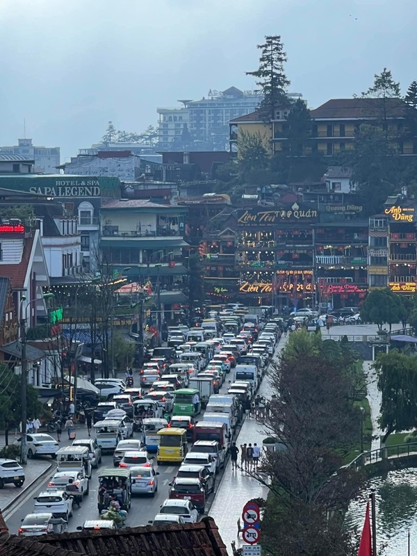 View -             Sa Pa thất thủ ngày lễ, mọi nẻo đường 'chật như nêm cối'    