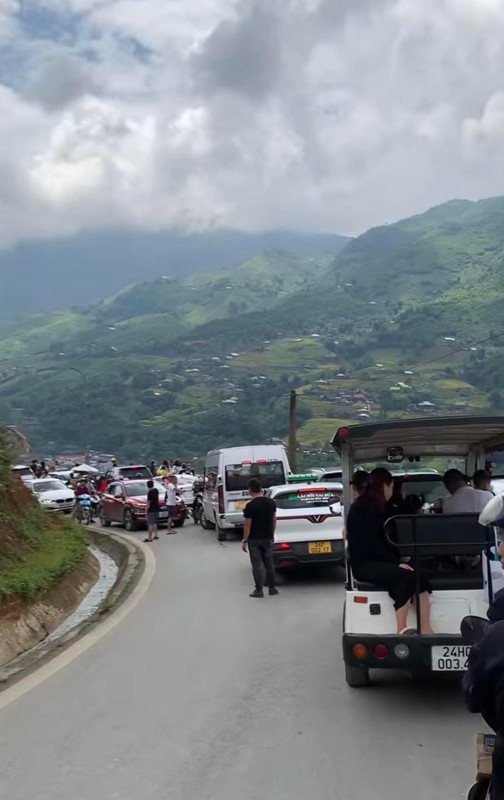 View -             Sa Pa thất thủ ngày lễ, mọi nẻo đường 'chật như nêm cối'    