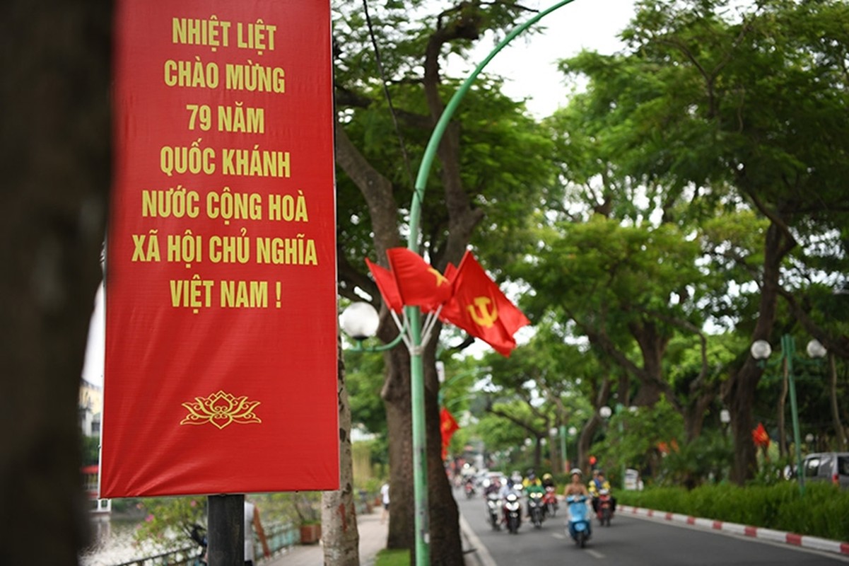 View -             Hà Nội rực rỡ cờ hoa chào mừng Quốc khánh 2/9    