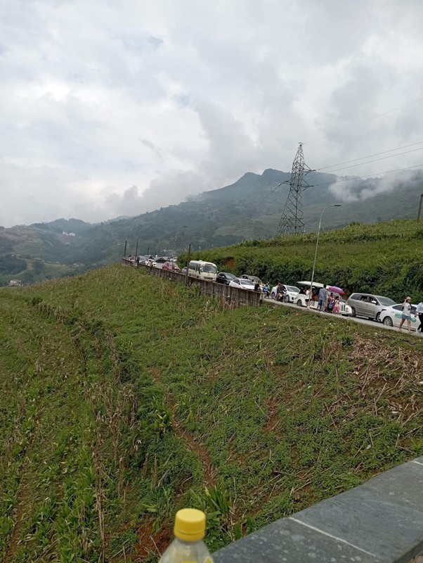             Sa Pa thất thủ ngày lễ, mọi nẻo đường 'chật như nêm cối'    