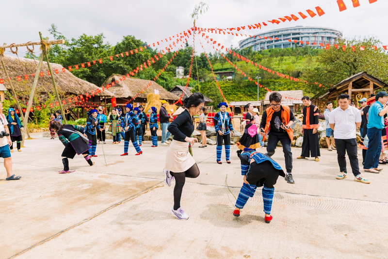 View -             Ngày đầu nghỉ lễ, du khách đổ về Fansipan, Sa Pa    