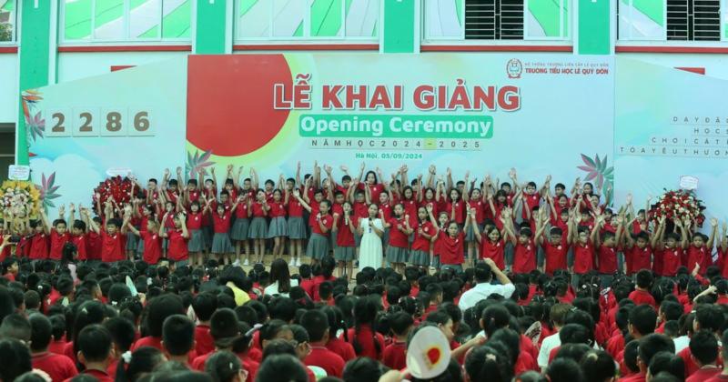 View -             Tiểu học Lê Quý Đôn khai giảng với màn đồng ca hoành tráng    