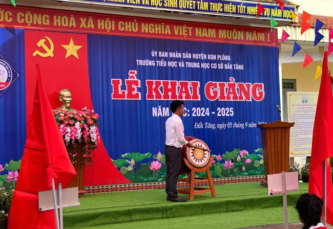 View -             Học sinh Tây Nguyên đón năm học mới xảy ra động đất lớn    