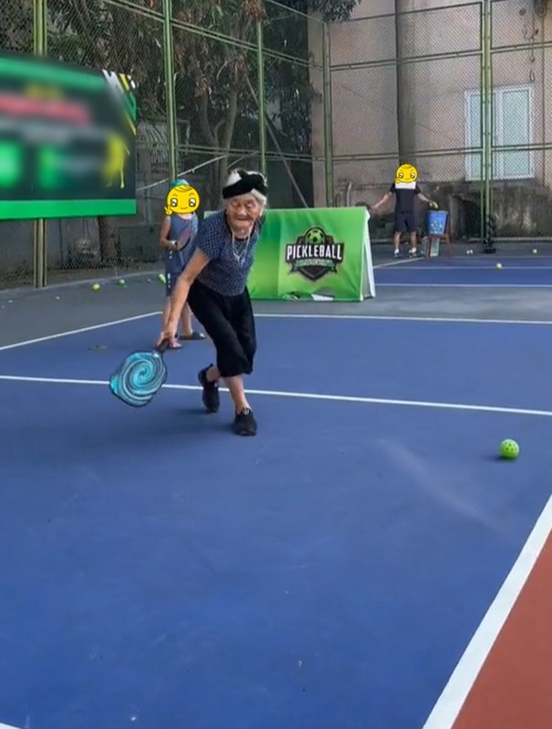 View -             Cụ bà U100 ở Hà Tĩnh lăn xả trên sân chơi pickleball    