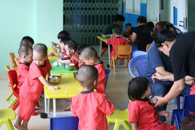 View -             Hình ảnh các bé Mái ấm Hoa Hồng ăn ngoan, vui chơi ở ngôi nhà mới    