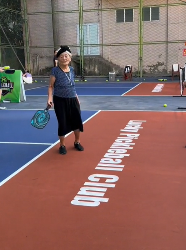 View -             Cụ bà U100 ở Hà Tĩnh lăn xả trên sân chơi pickleball    