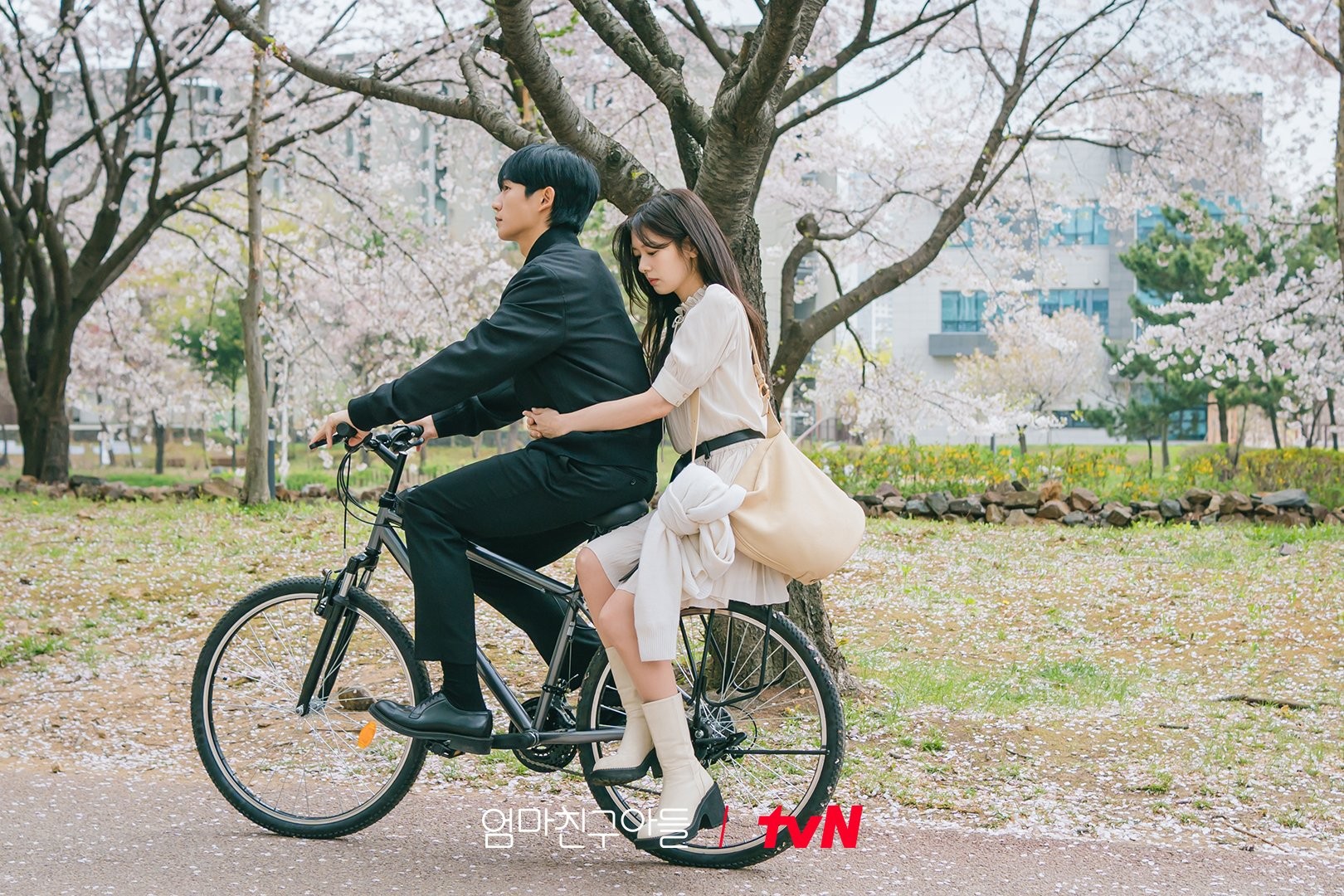 View -             'Love Next Door' tập 7: Hôn phu cũ trở về, mối quan hệ giữa Jung So Min - Jung Hae In càng khó xử?    