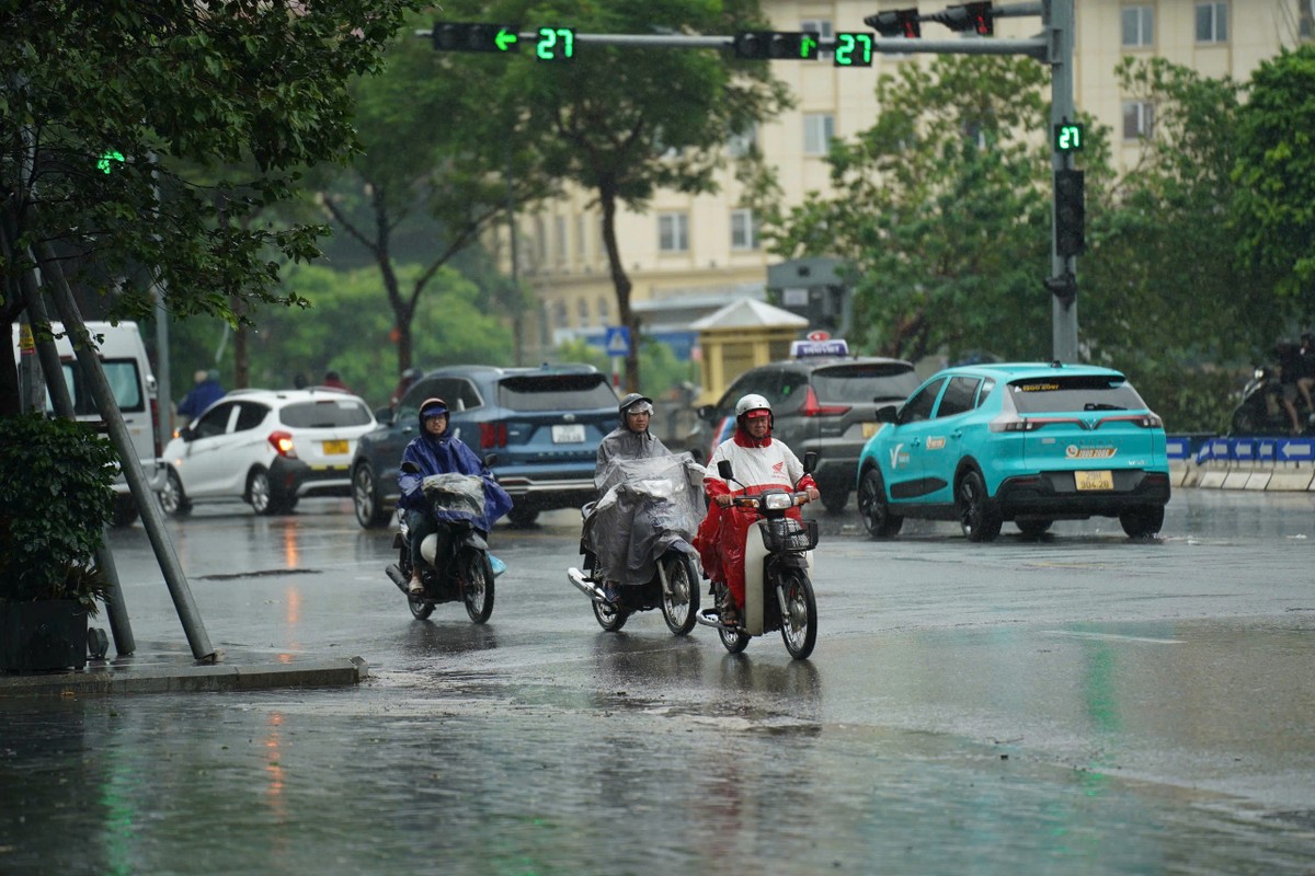 View -             Đường phố Hà Nội vắng lặng đón bão số 3 Yagi    