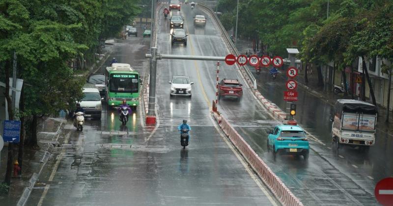 View -             Đường phố Hà Nội vắng lặng đón bão số 3 Yagi    