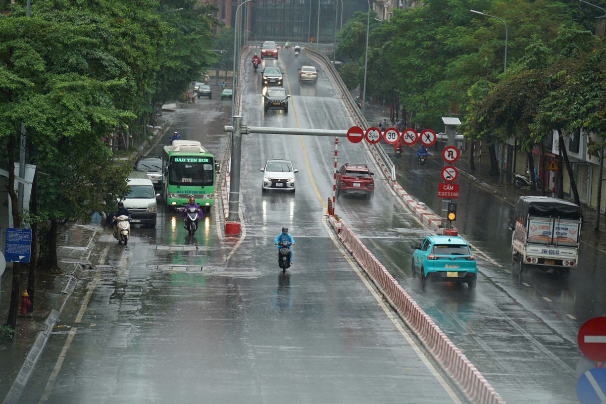 View -             Đường phố Hà Nội vắng lặng đón bão số 3 Yagi    