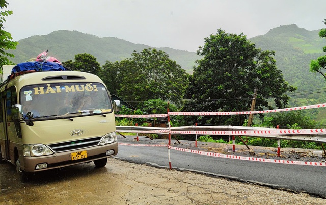 View -             Gần nửa mặt đường Quốc lộ lên huyện biên giới Thanh Hóa bị mưa lũ 'nuốt chửng'    