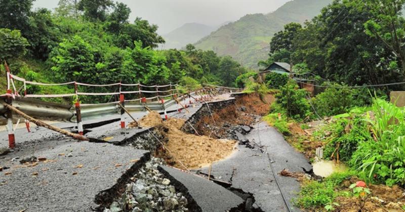 View -             Gần nửa mặt đường Quốc lộ lên huyện biên giới Thanh Hóa bị mưa lũ 'nuốt chửng'    