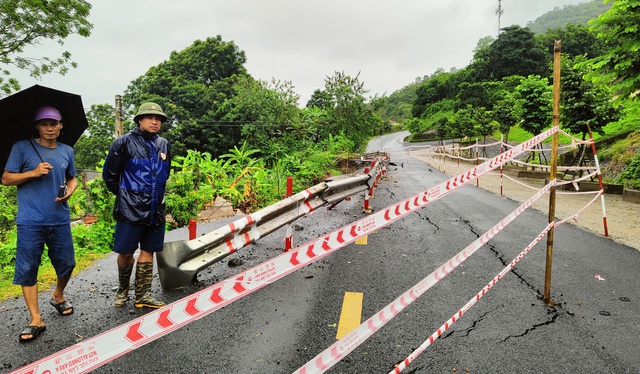             Gần nửa mặt đường Quốc lộ lên huyện biên giới Thanh Hóa bị mưa lũ 'nuốt chửng'    