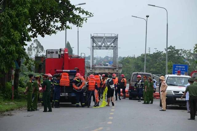 View -             Sập cầu Phong Châu bắc qua sông Hồng: 5 ôtô, 4 xe máy và 9 người bị cuốn trôi    