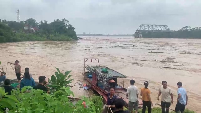             Cận cảnh khu vực cầu Phong Châu bị sập ở Phú Thọ    