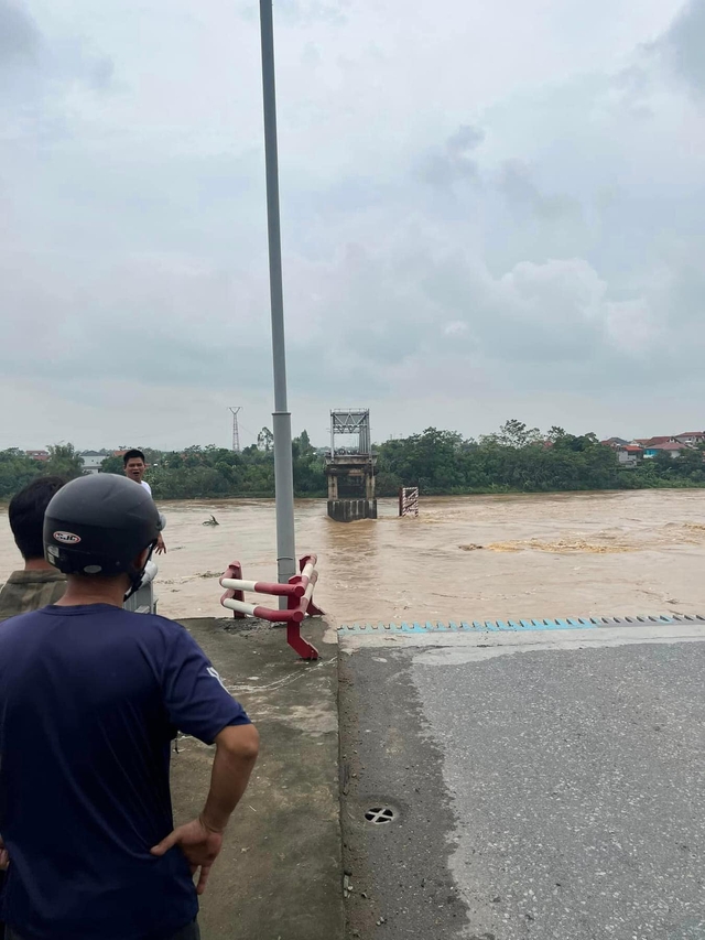 View -             Sập cầu Phong Châu bắc qua sông Hồng, khả năng có người gặp nạn    