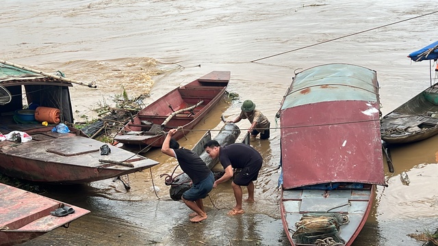 View -             Vụ sập cầu Phong Châu: Cận cảnh hàng trăm quân nhân, phương tiện chuẩn bị bắc cầu phao qua sông Hồng    