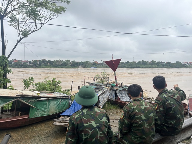             Vụ sập cầu Phong Châu: Cận cảnh hàng trăm quân nhân, phương tiện chuẩn bị bắc cầu phao qua sông Hồng    