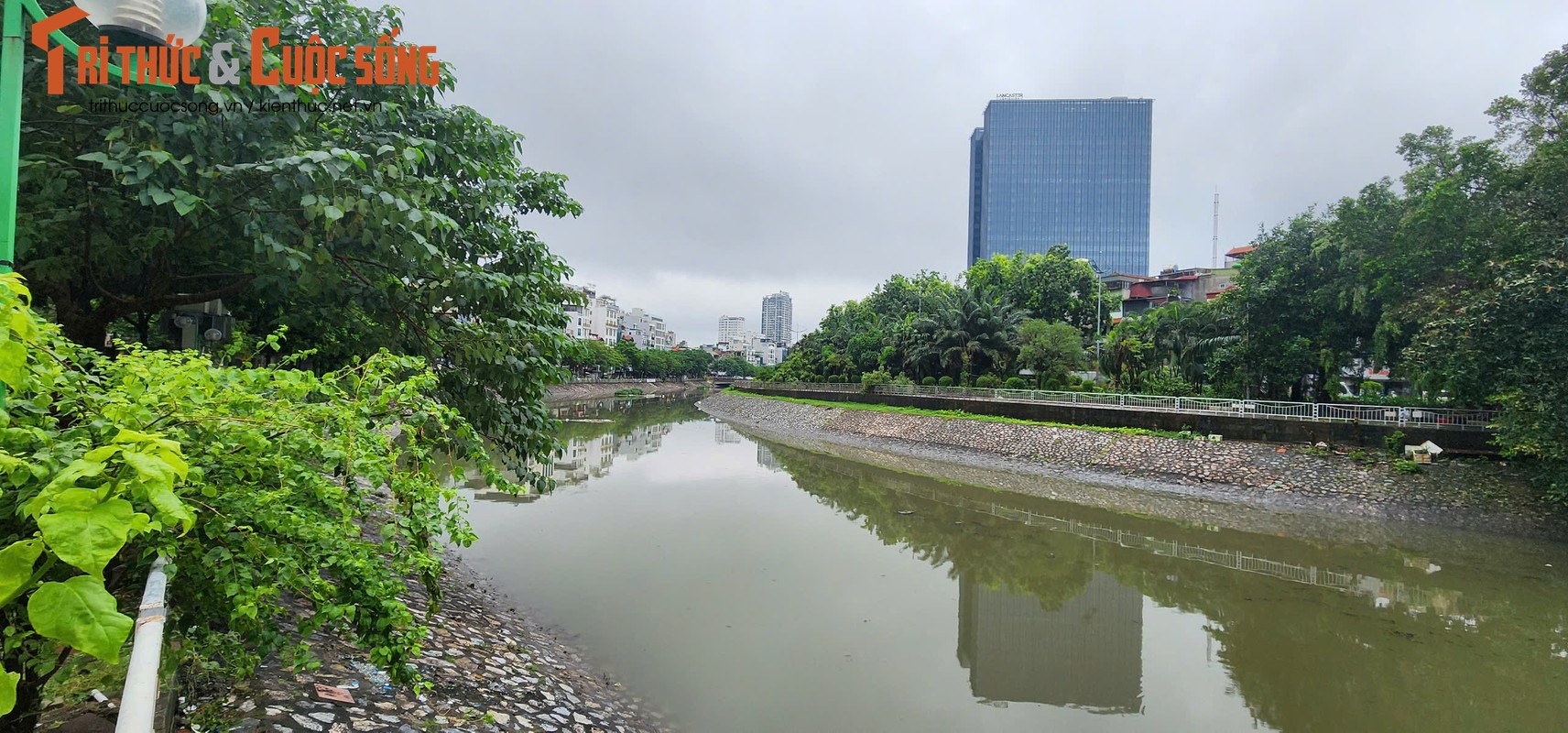 View -             Cận cảnh nước sông Tô Lịch dâng cao, bất ngờ đổi màu    