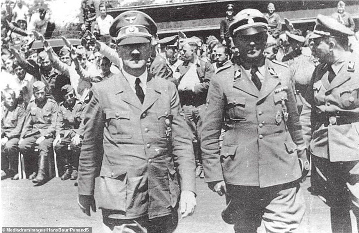 View -             Sau khi lên nắm quyền, Hitler thu thập, phá hủy tranh của mình?    