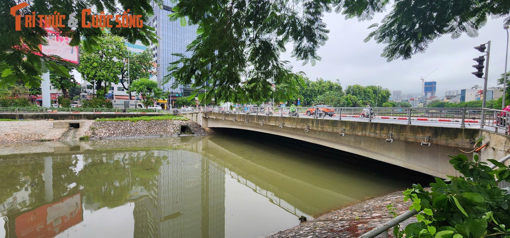 View -             Cận cảnh nước sông Tô Lịch dâng cao, bất ngờ đổi màu    