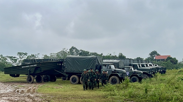             Vụ sập cầu Phong Châu: Cận cảnh hàng trăm quân nhân, phương tiện chuẩn bị bắc cầu phao qua sông Hồng    